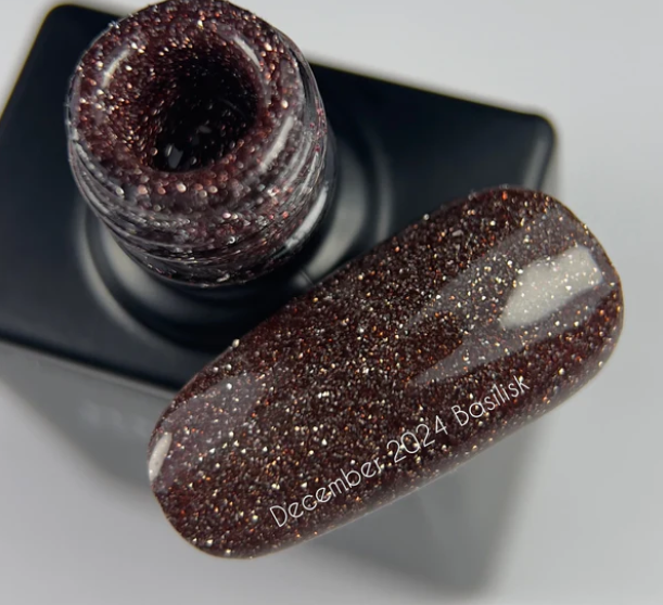 NAILSOFTHEDAY Color of the Month - Diciembre 2024 Basilisk (Reflectivo), 10ml — Photo 3